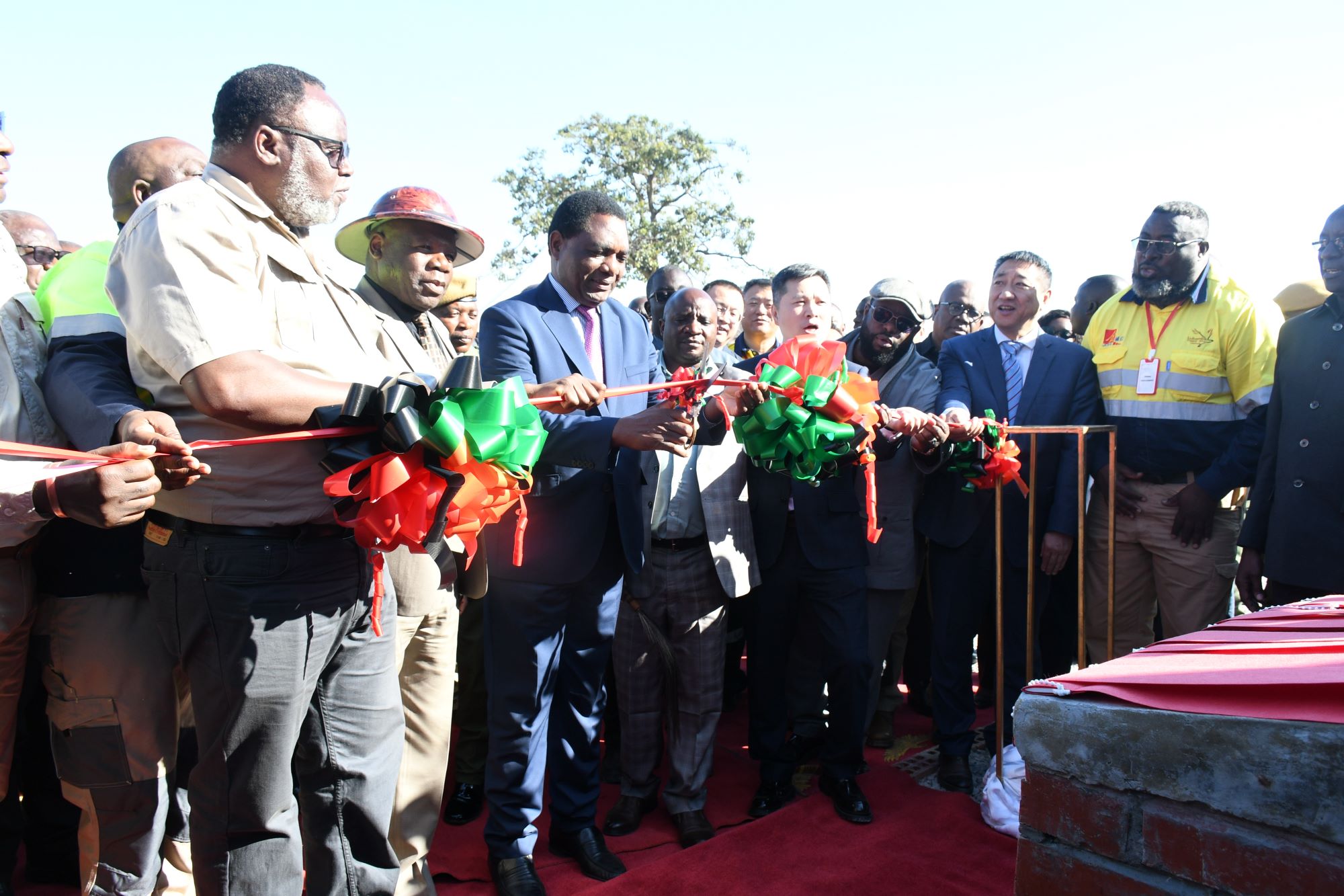 HH cuts ribbon.JPG